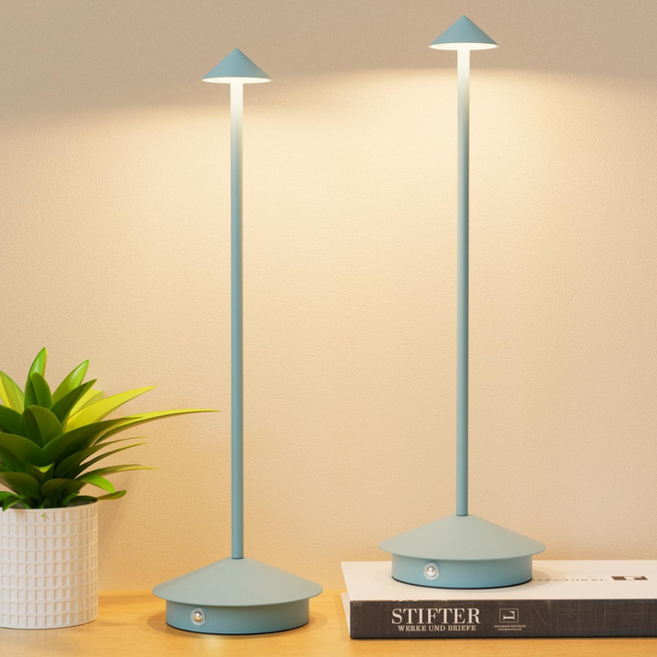 ClarityGlow trådløs bordlampe ved poolen, den vandtætte funktion sikrer elegant stemningsbelysning.
