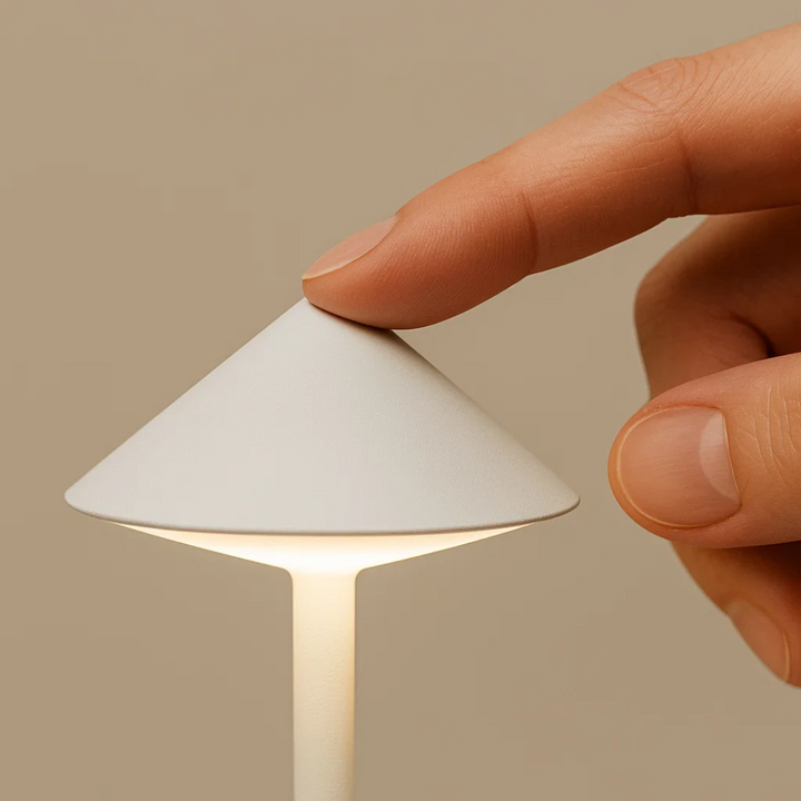 Batteridrevet ClarityGlow dæmpbar LED bordlampe, trådløs og vandtæt for maksimal fleksibilitet overalt.