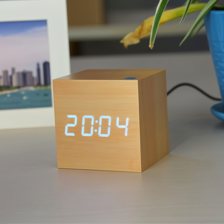 Moderne bordur (ClockyCube). Digitalt vækkeur med klar LED-visning, temperatur og stilrent kube design.