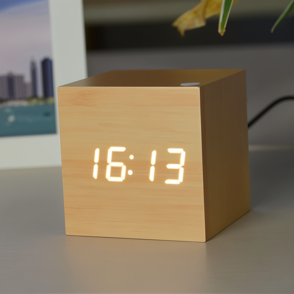 Stilrent digitalt vækkeur (ClockyCube) med LED display, temperaturvisning. Minimalistisk bordur.