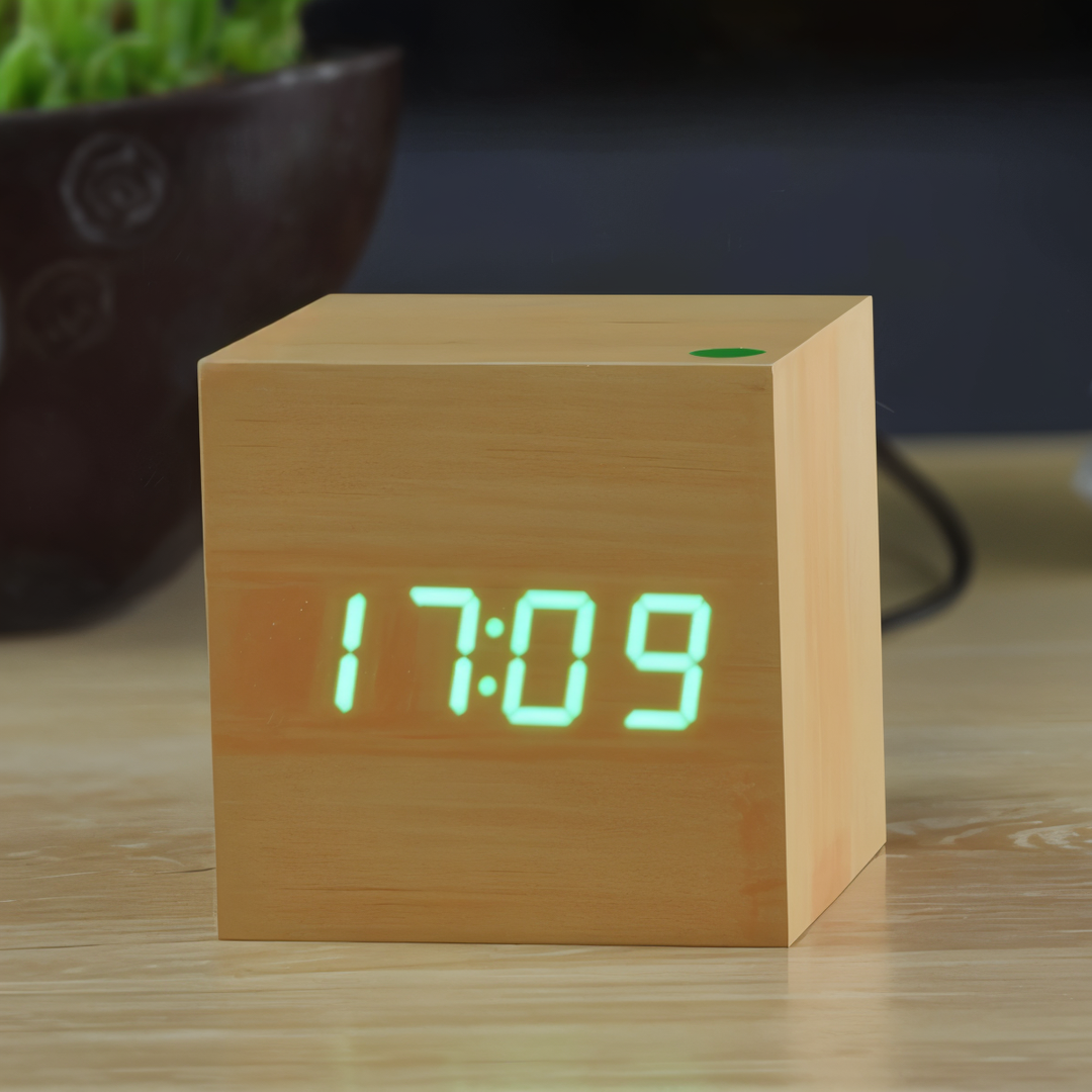 Moderne LED vækkeur i kube design. ClockyCube digitalt alarmur med stemmeaktivering og klar visning.