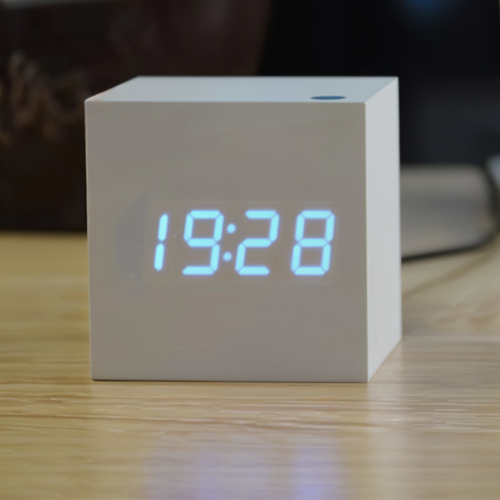 Digitalt alarmur (ClockyCube) med temperaturvisning. Stilrent design, klart LED display for nem aflæsning.