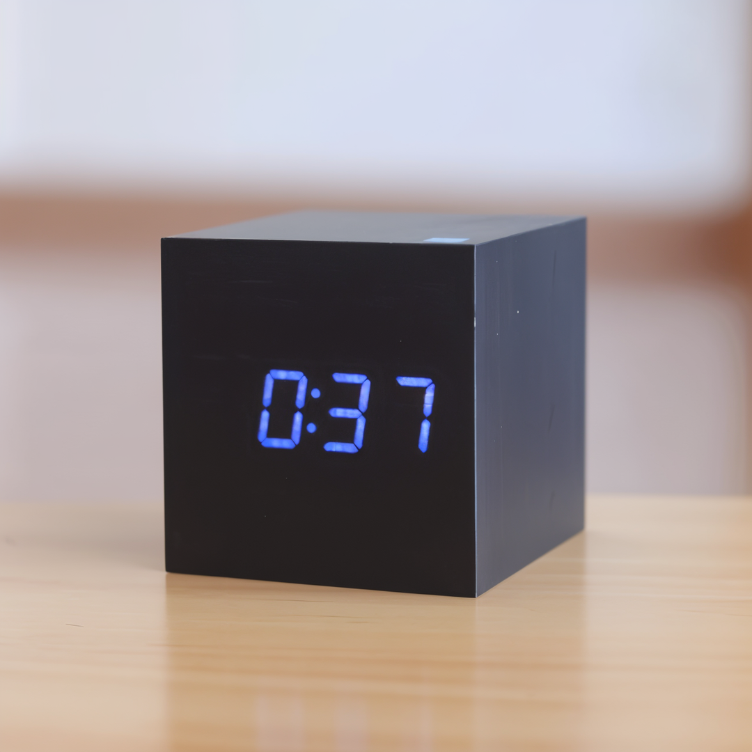 Kompakt digitalt vækkeur fra ClockyCube. Smart bordur med klar LED og minimalistisk kube design.