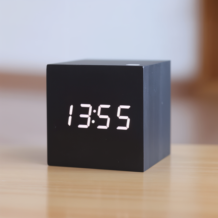 ClockyCube LED vækkeur i sort. Moderne digitalt bordur med temperatur og stilrent design til hjemmet.