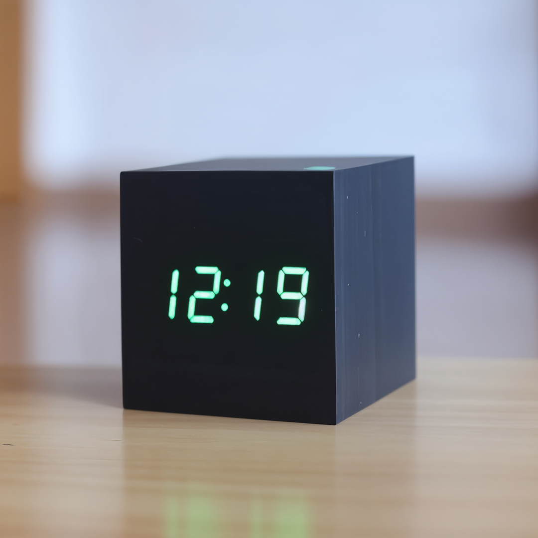Minimalistisk digitalt vækkeur, ClockyCube. Stemmeaktiveret LED bordur med klart display til soveværelset.