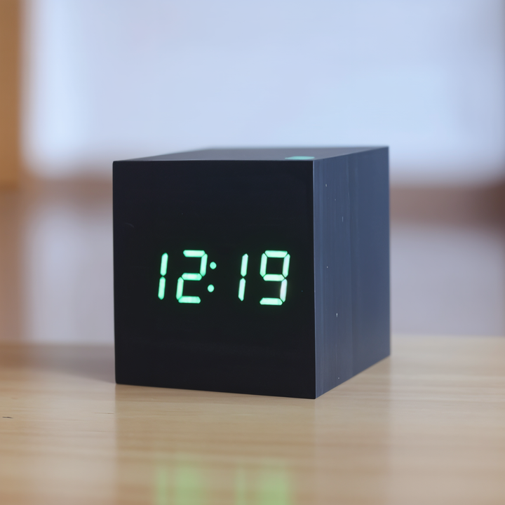 Minimalistisk digitalt vækkeur, ClockyCube. Stemmeaktiveret LED bordur med klart display til soveværelset.