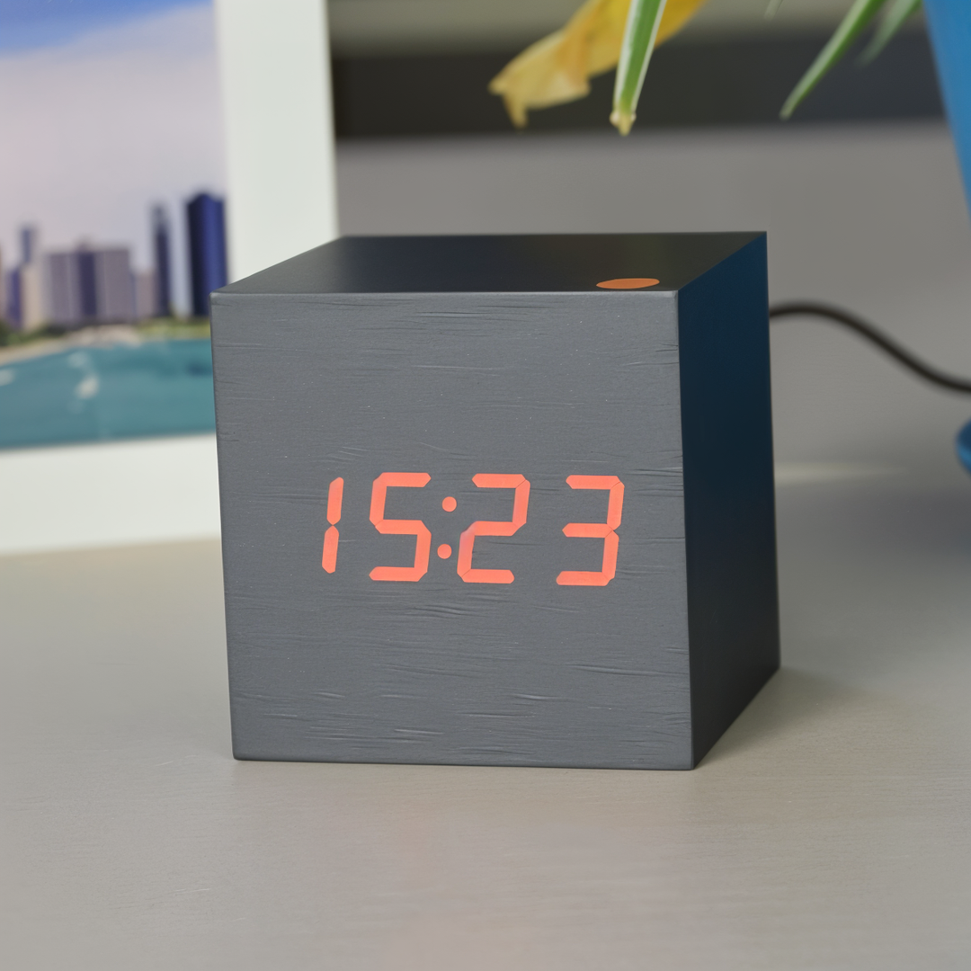 Stilfuldt ClockyCube vækkeur i kube design. Digitalt alarmur med stor LED-visning og temperatur.