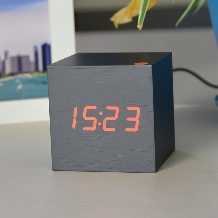 Stilfuldt ClockyCube vækkeur i kube design. Digitalt alarmur med stor LED-visning og temperatur.
