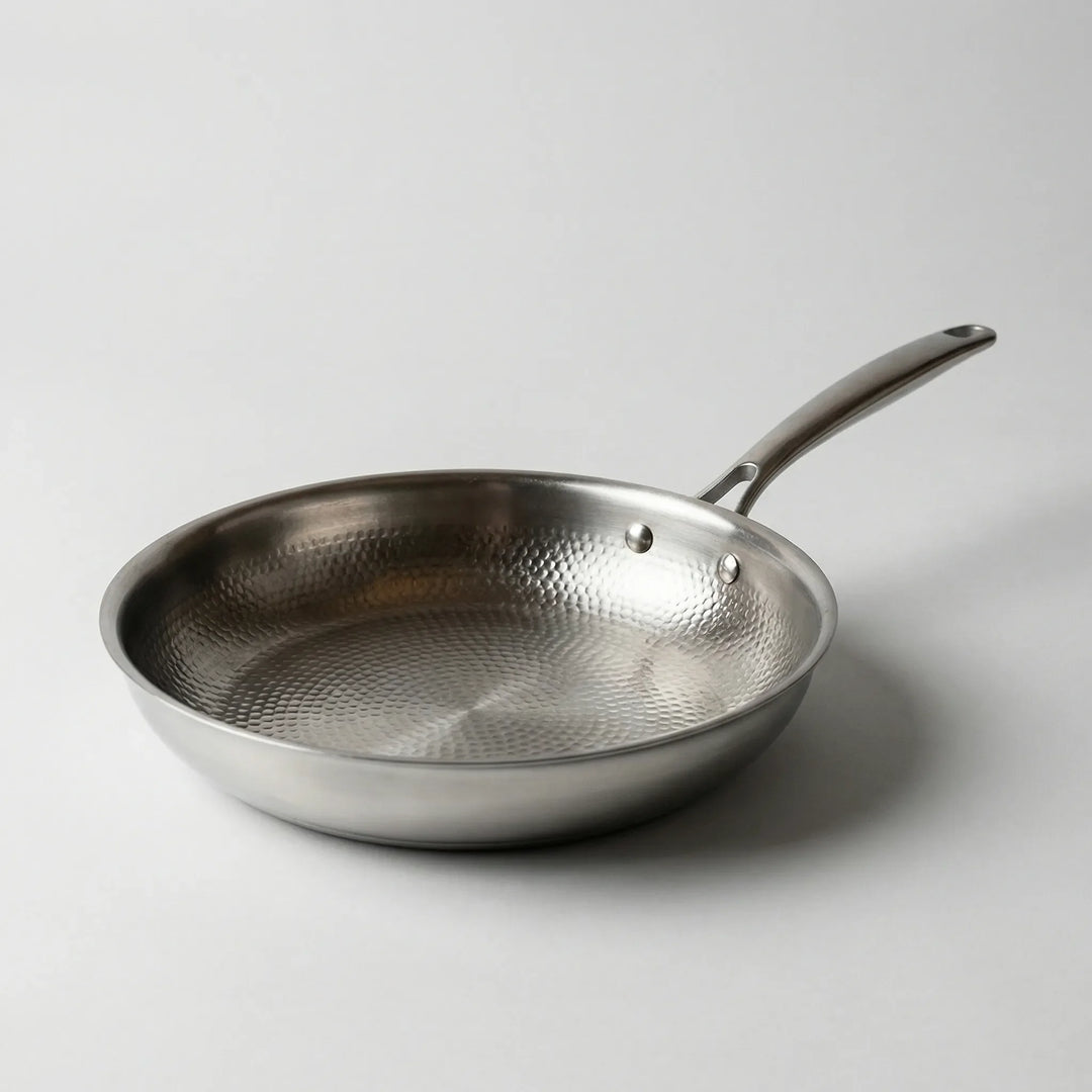 Nærbillede af den coatingfrie stegepandes glatte overflade, klar til sund madlavning uden belægning.