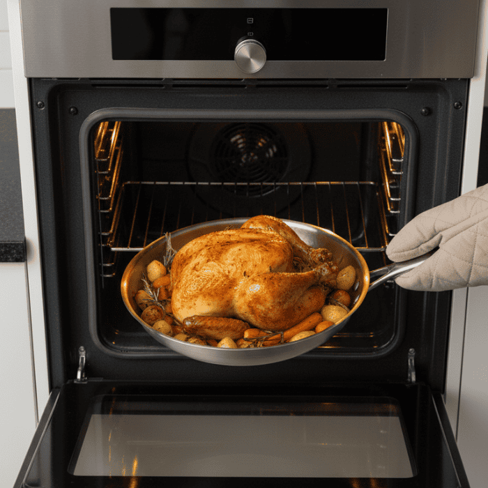 Stilfuld coatingfri stegepande set fra oven. Essentielt køkkenudstyr for en perfekt madlavning og optimal varmefordeling.