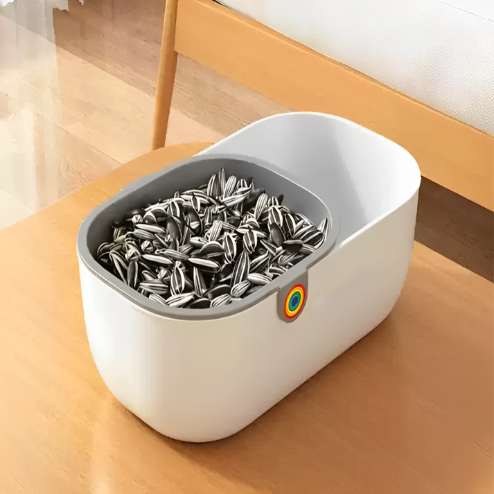 Moderne snackskål i slidstærk plastik, en uundværlig hjemmeartikel til dine yndlingssnacks.