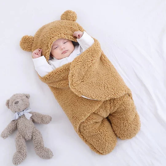 CuddleCloud bjørneformet baby svøbetæppe. Blødt og trygt svøb til spædbørn og nyfødte for en hyggelig søvn.