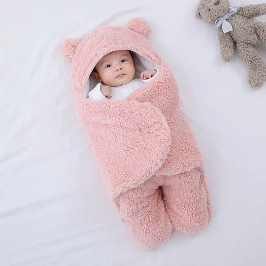 Bjørneformet CuddleCloud baby sovepose/svøb. Et blødt og trygt tæppe, perfekt til en sikker og varm lur for baby.