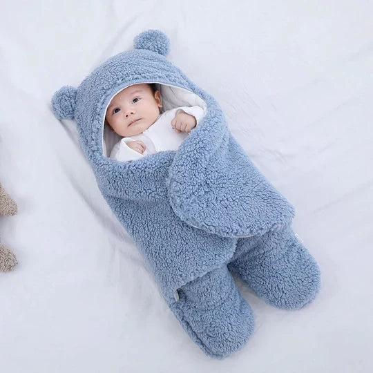 CuddleCloud svøbetæppe for 0-12 måneder. Skaber tryghed og komfort, så babyen kan sove roligt og trygt.
