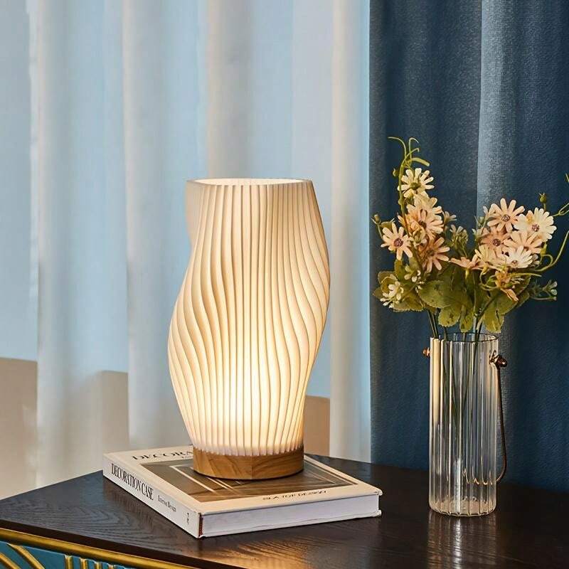 Stemningsfuld dæmpbar bordlampe med justerbar lysstyrke, perfekt til soveværelse eller stue.
