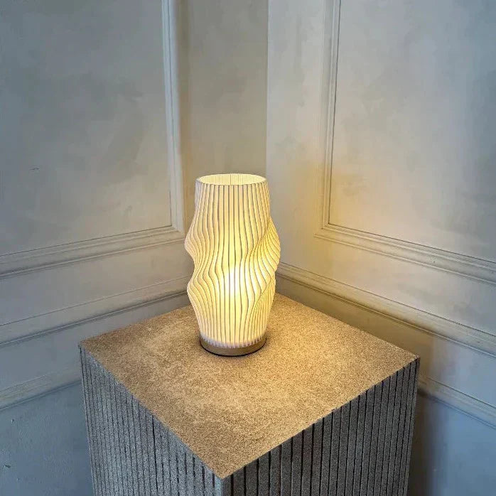 Alsidig dæmpbar bordlampe med USB-port, der skaber den rette belysning i ethvert rum.