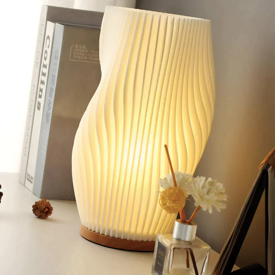 Justerbar bordlampe med dæmpbart lys og USB, velegnet som sengelampe eller skrivebordslampe.