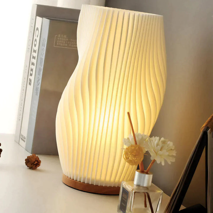 Justerbar bordlampe med dæmpbart lys og USB, velegnet som sengelampe eller skrivebordslampe.