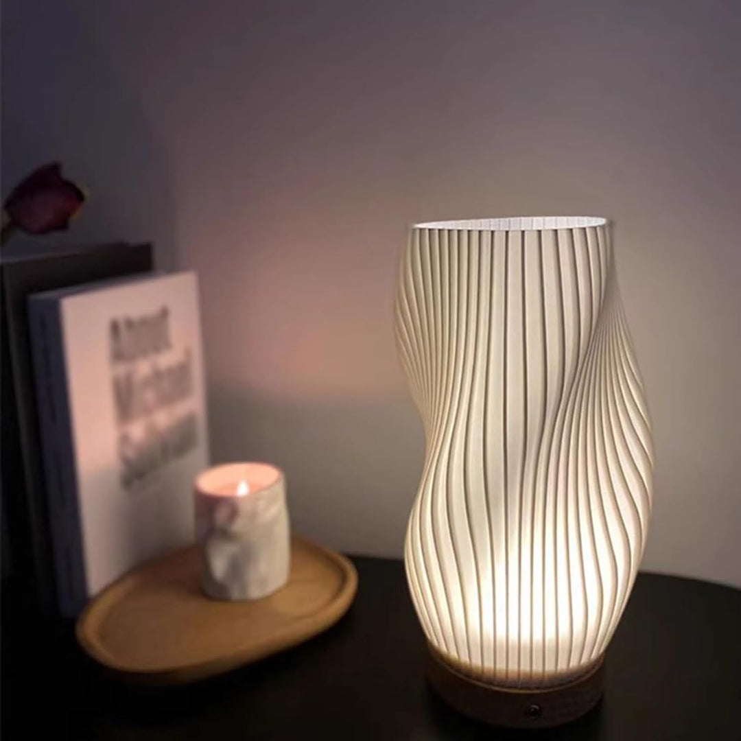 Praktisk dæmpbar bordlampe med indbygget USB-opladning. Perfekt for et moderne og funktionelt hjem.