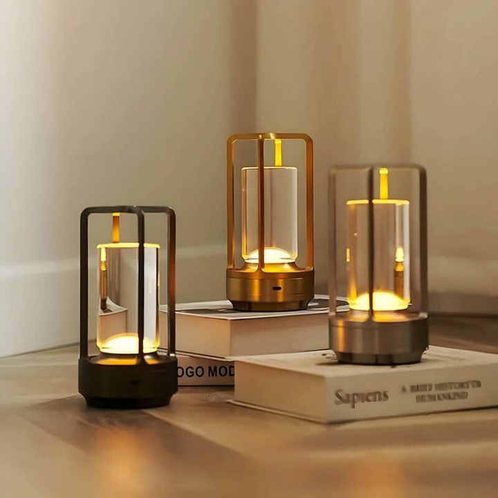 Dæmpbar LED bordlampe, trådløs og bærbar. Skaber hyggelig stemning indendørs og udendørs.
