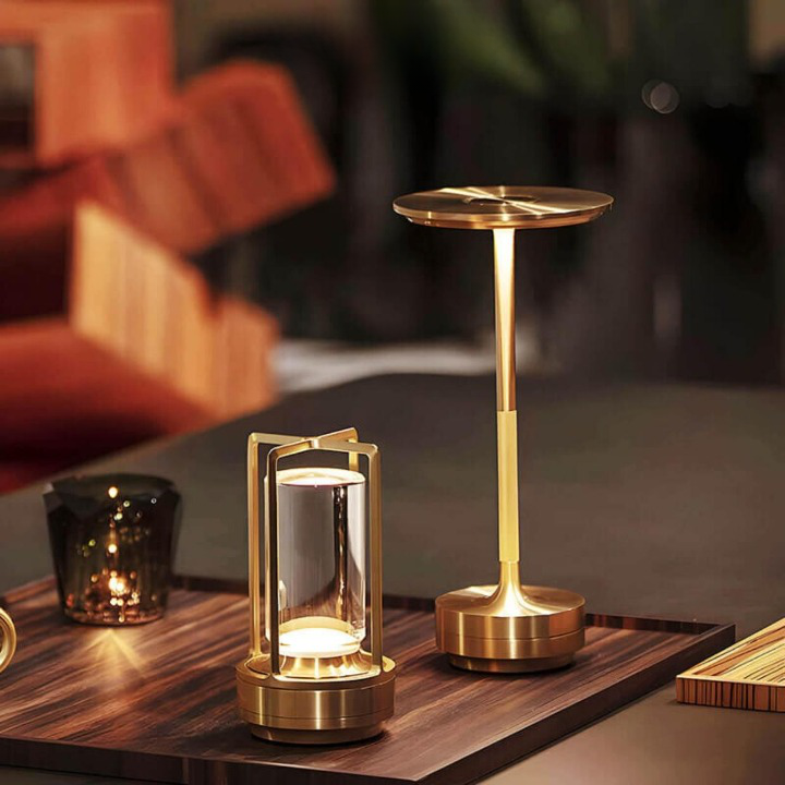 Stilren dæmpbar LED bordlampe i enkelt design, trådløs og funktionel stemningsbelysning.