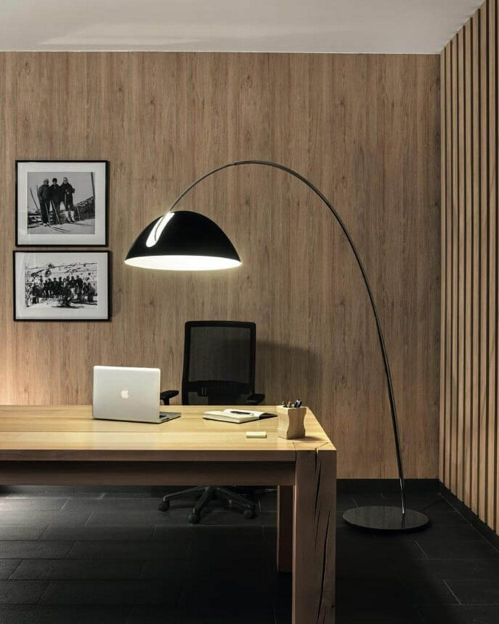 Justerbar bue gulvlampe i metal