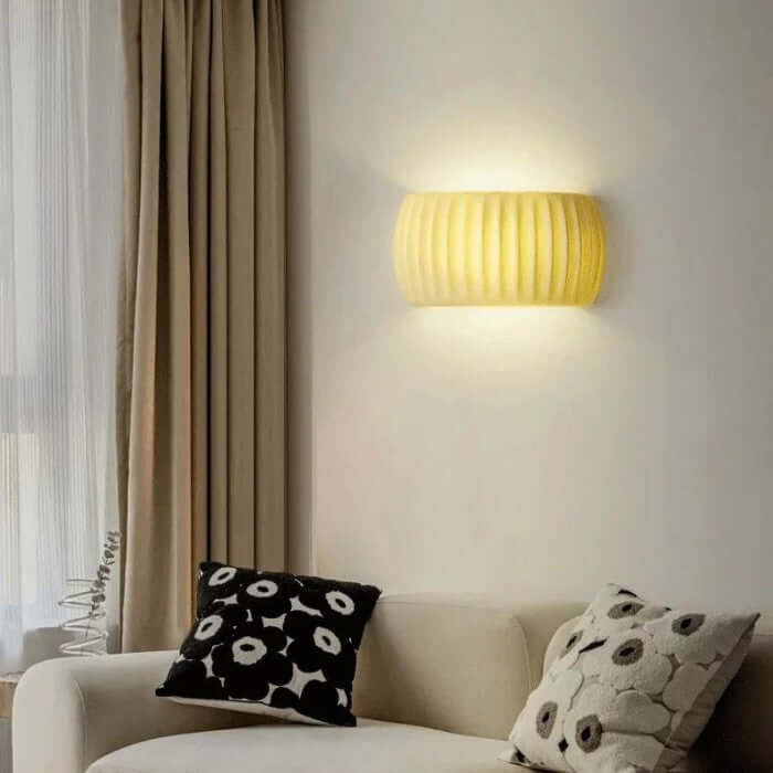 Ribbet Væglampe i Harpiks - Art Deco Design