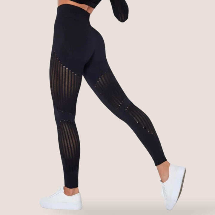 Model iført formgivende dame anti-cellulite leggings, der fremhæver en slank og tonet figur.