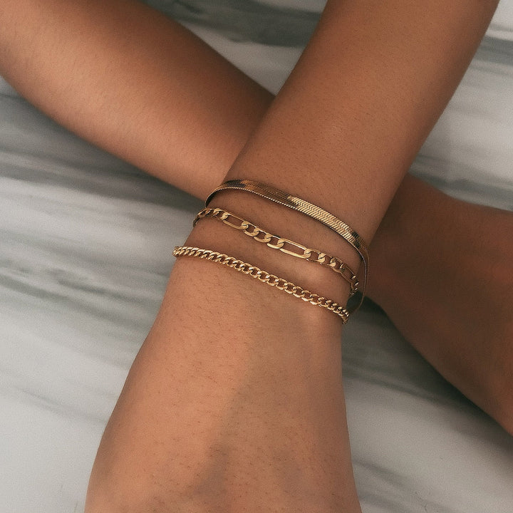 Minimalistisk dame armbåndssæt i guld & sølv. Elegant accessory, perfekt som gave til hende med stil.