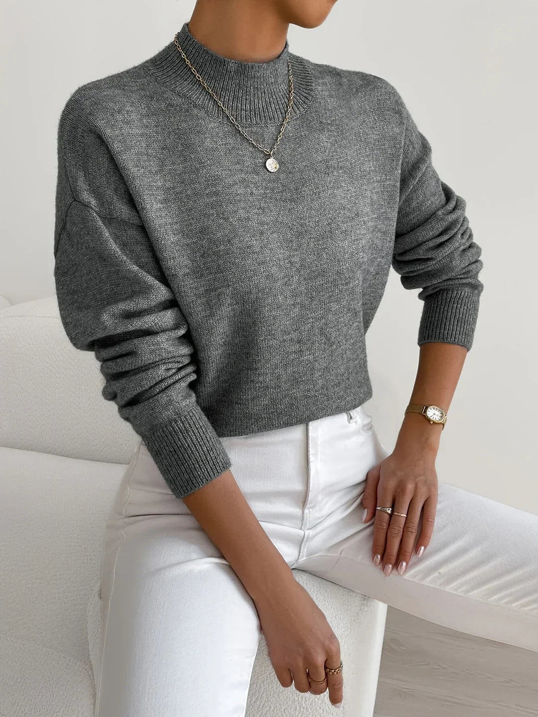 Klassisk dame basis striktrøje med rund hals. Behagelig sweater i blød kvalitet for komfortabel og tidløs stil.