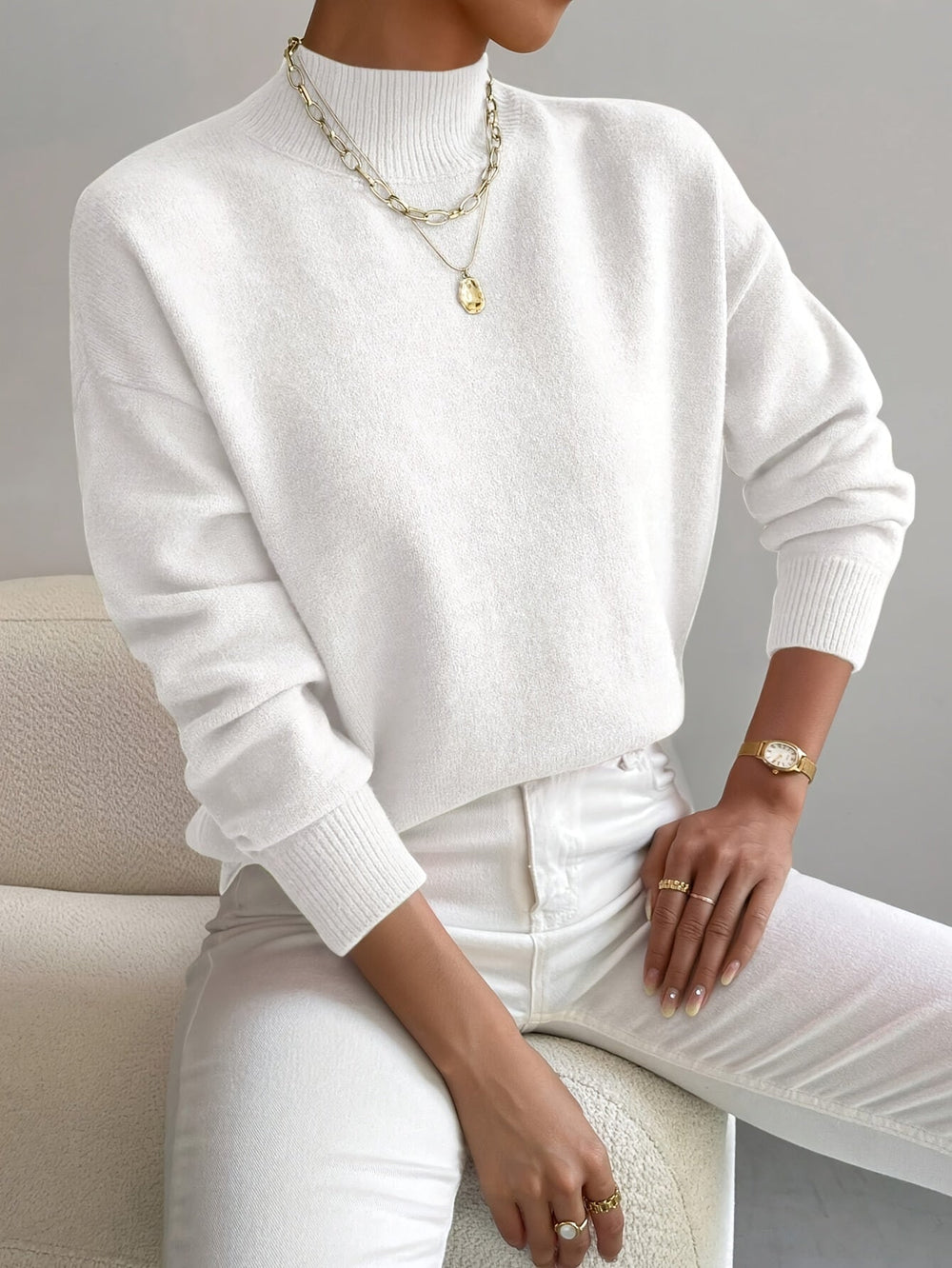 Elegant dame striktrøje med rund hals. Tidløs og alsidig sweater perfekt til lag-på-lag og kvinde mode.