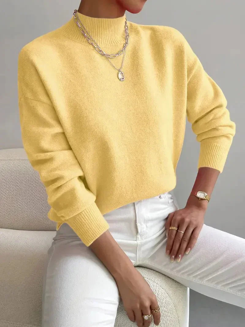 Tidløs basis dame striktrøje med rund hals. En essentiel sweater for enhver kvinde, perfekt til alle anledninger.