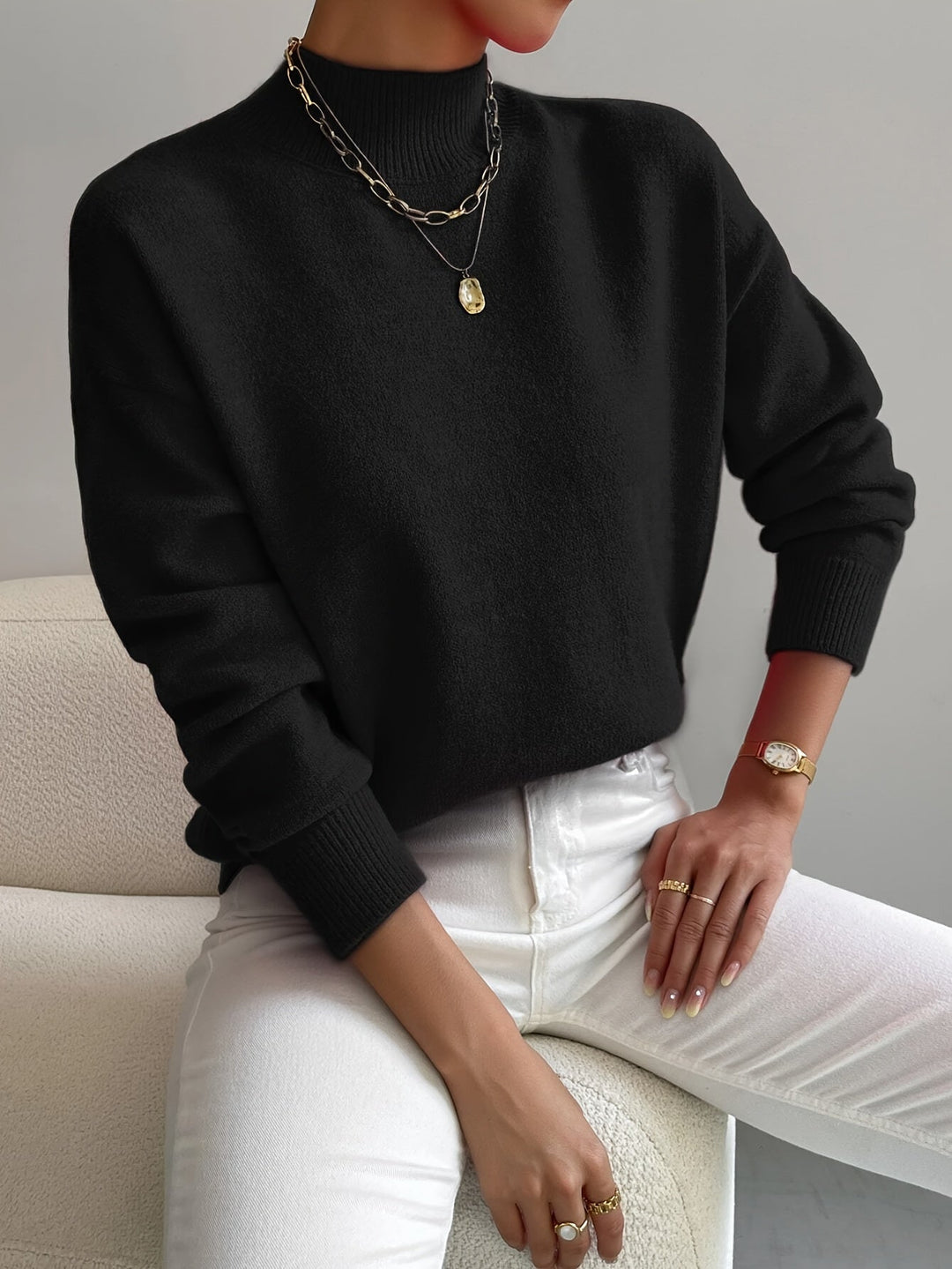 Dame basis sweater med rund hals. Blød striktrøje, perfekt til hverdagsbrug og lag-på-lag styling hele året.