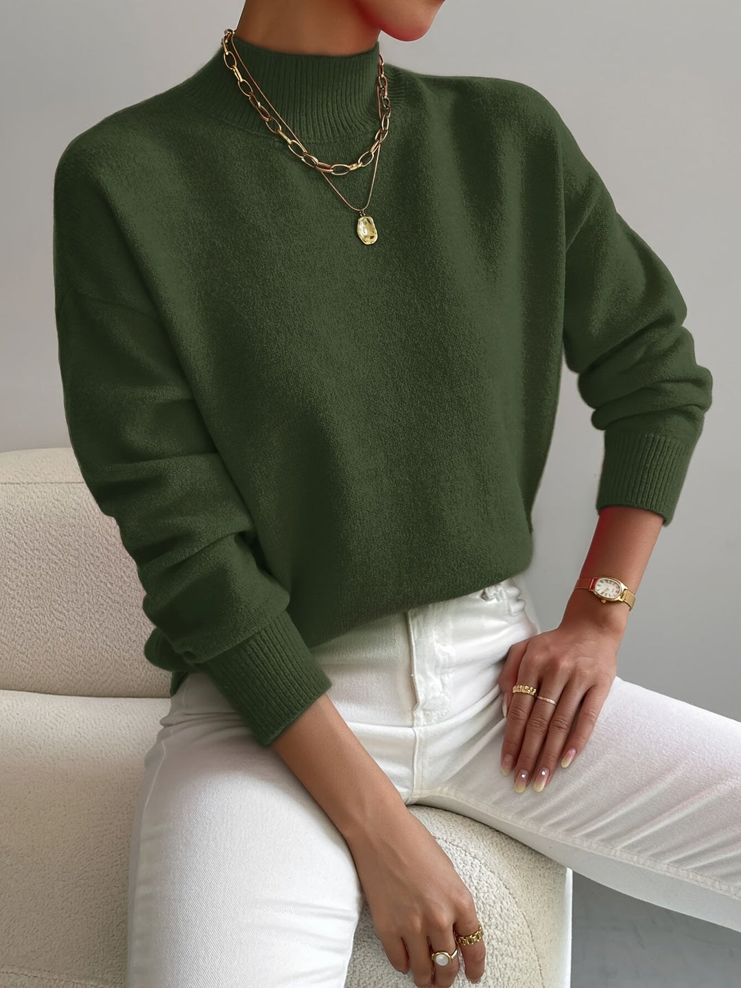 Dame striktrøje med rund hals. Komfortabel og tidløs basis sweater i blød strik til moderne kvinder.