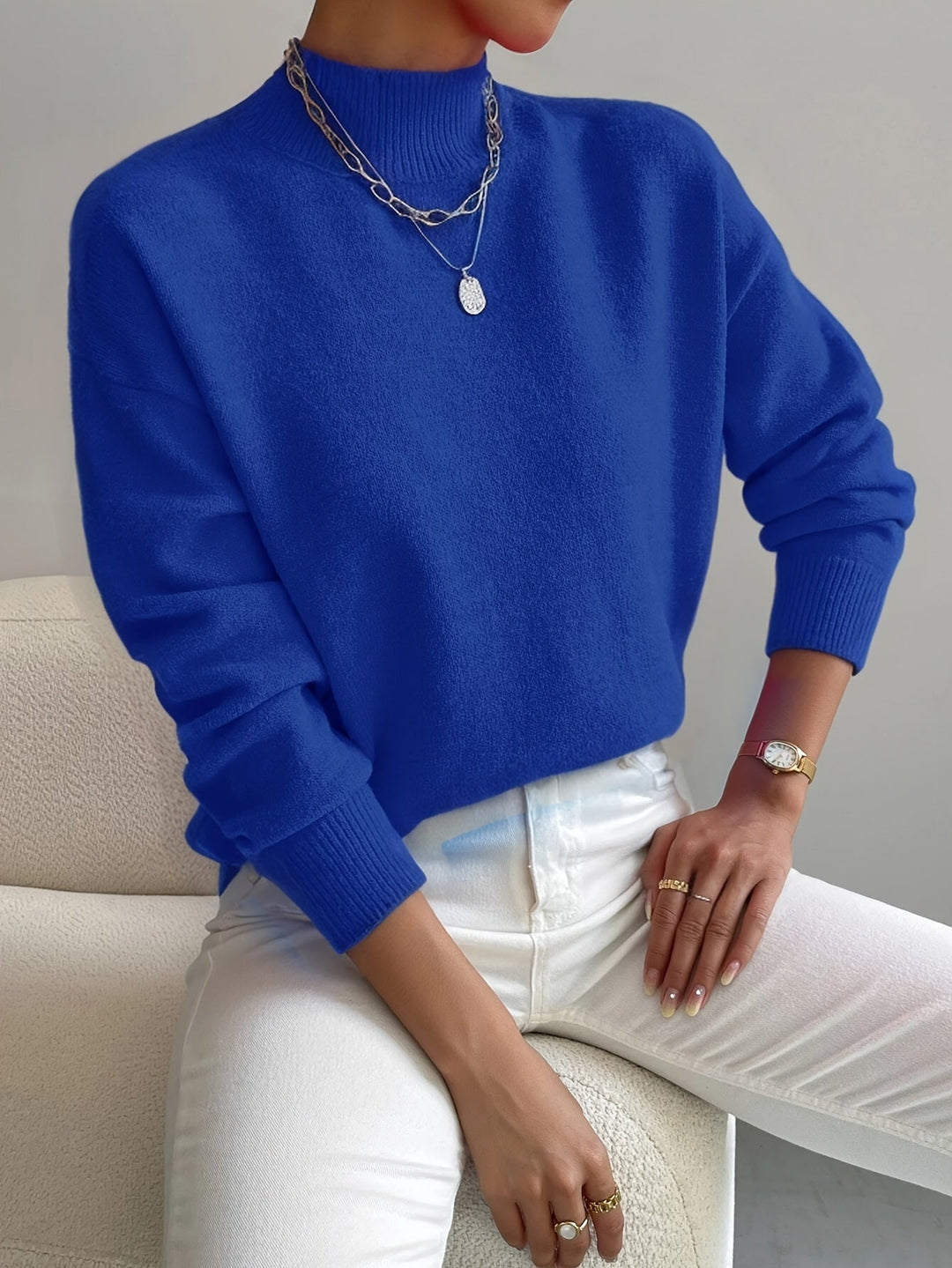 Enkel og elegant dame sweater med rund hals. Basis striktrøje i tidløst design, perfekt til alsidig kvinde mode.