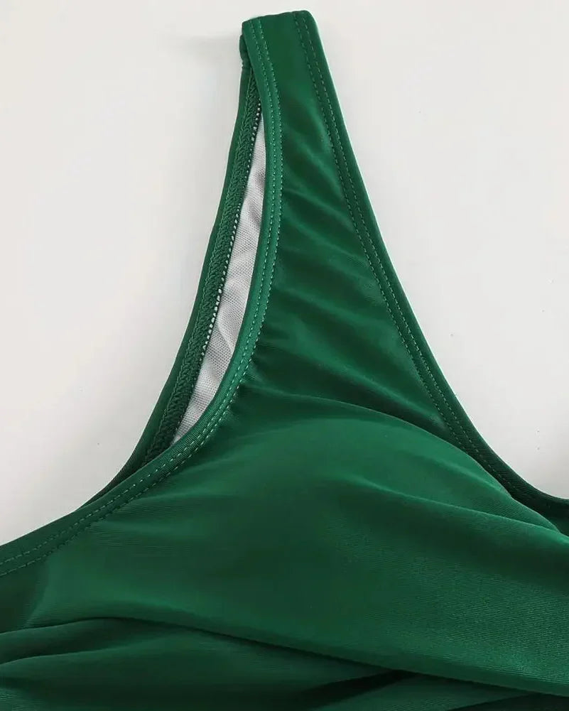 Stilfuldt dame strandtøj: bikini sæt med høj talje, shaping og sommer mode design.