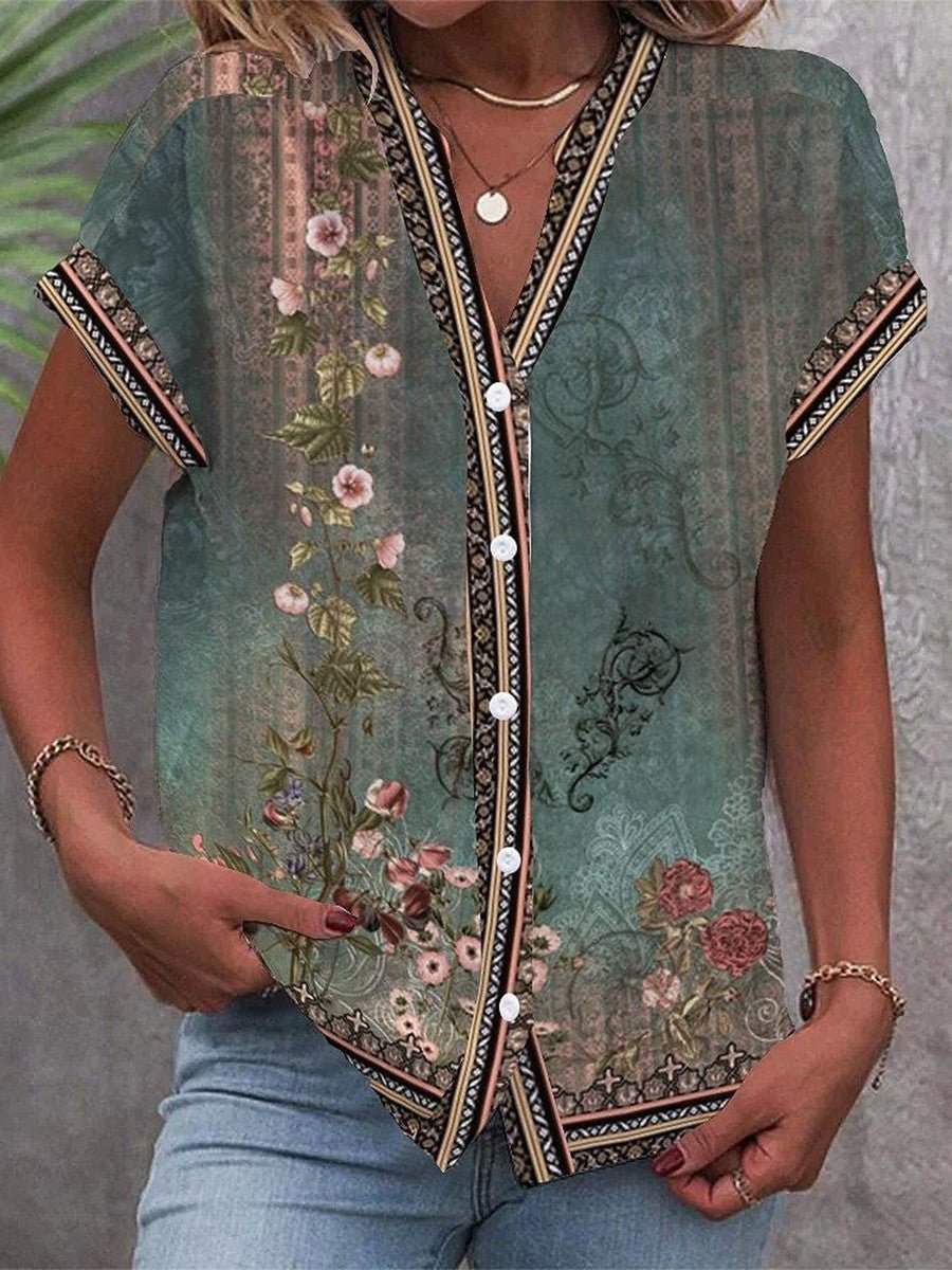 Dame bohemisk bluse med blomsterprint, v-hals og korte ærmer. Afslappet sommerbluse i vintage stil.