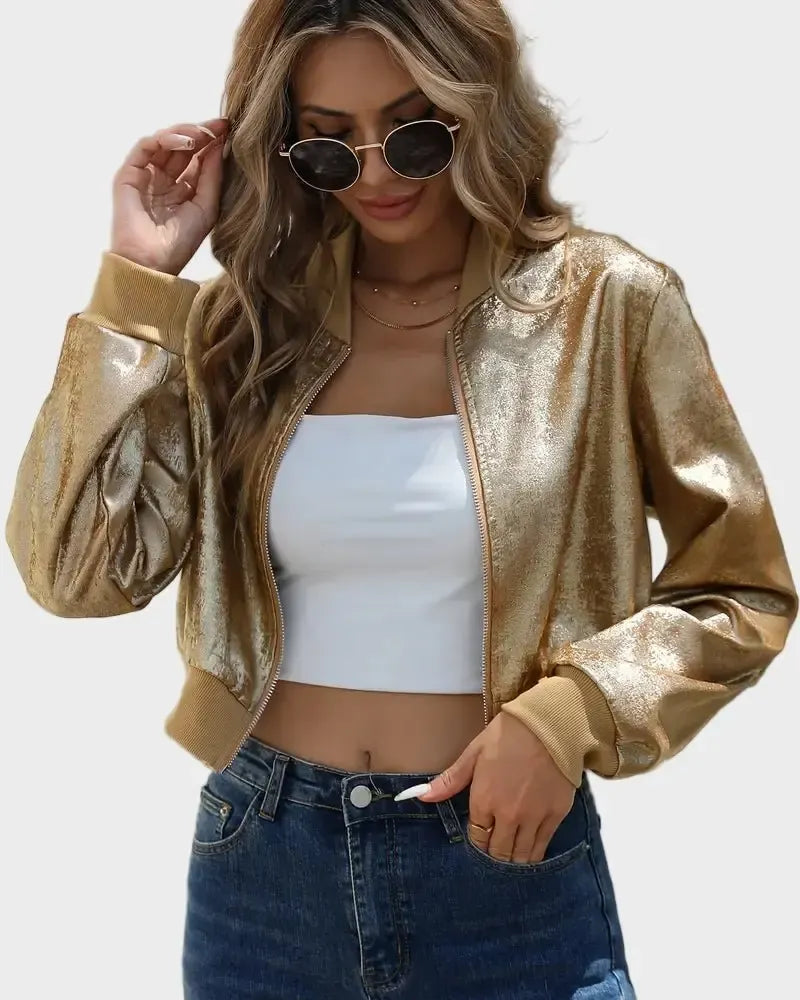 Dame bomberjakke i skinnende metallisk guld. Trendy kort jakke, perfekt som festtøj eller hverdagschic.