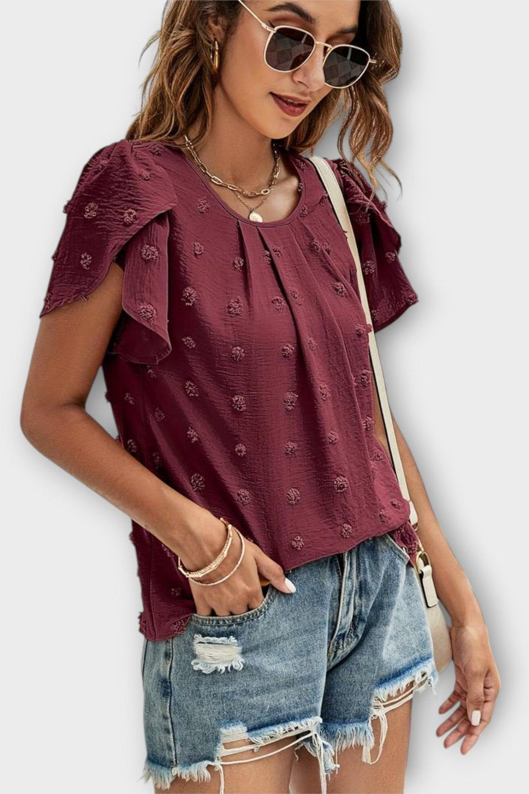 Feminin Carlota damebluse med struktur og flæseærmer, elegant stylet til komfortabel hverdag.