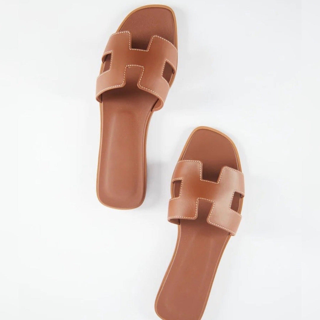 Dame elegante flade sandaler i klassisk design, perfekte til hverdag og sommer.