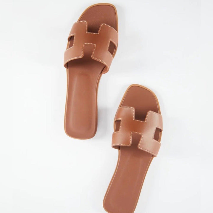 Dame elegante flade sandaler i klassisk design, perfekte til hverdag og sommer.