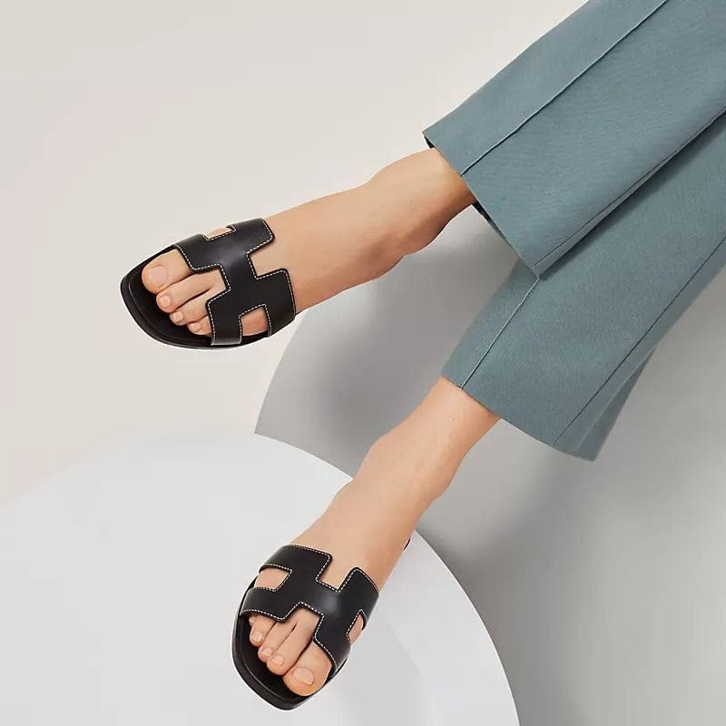 Sommer sandaler til kvinder i fladt, elegant design, der tilbyder åndbar komfort og stil.