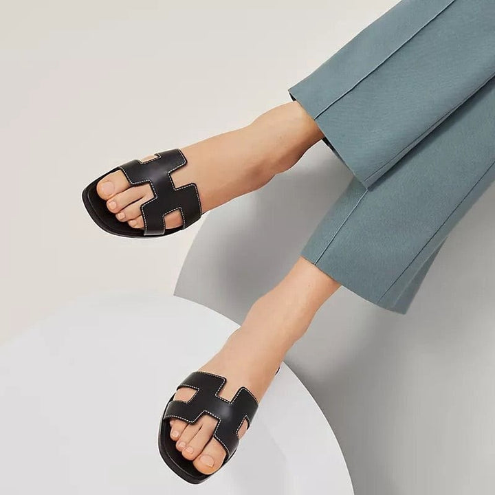 Sommer sandaler til kvinder i fladt, elegant design, der tilbyder åndbar komfort og stil.