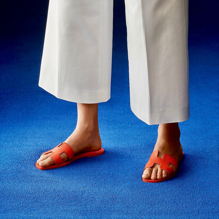 Flade damesandaler med slip-on funktion, klar til sommerens eventyr med lethed og stil.