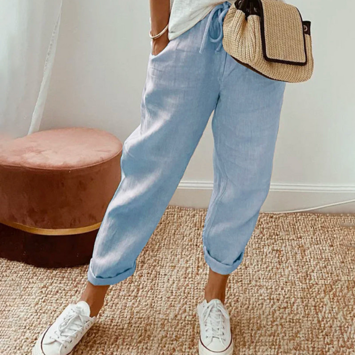 Åndbare blå hørbukser til damer. Perfekt til sommer med løs, komfortabel pasform og elegant stil.