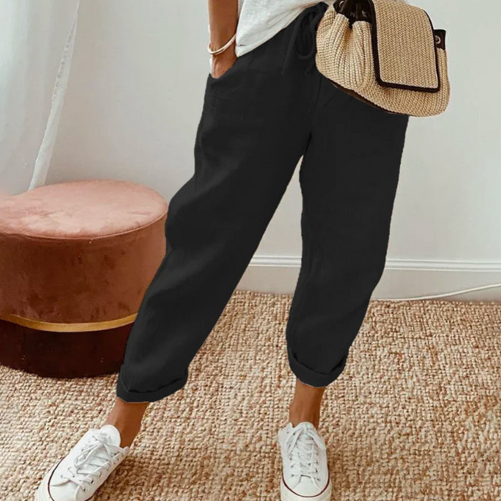 Hvide dame hørbukser med elegant snit. Komfortable og åndbare bukser, ideelle til afslappede sommerdage.