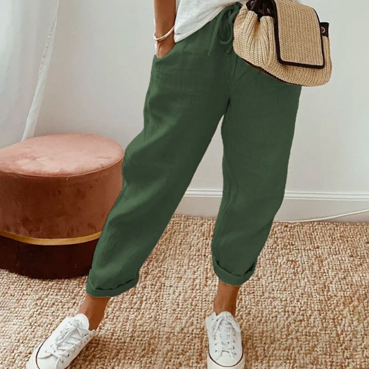 Beige hør bukser til damer. Elegante og komfortable med løs pasform, perfekt til både afslappet og fin brug.