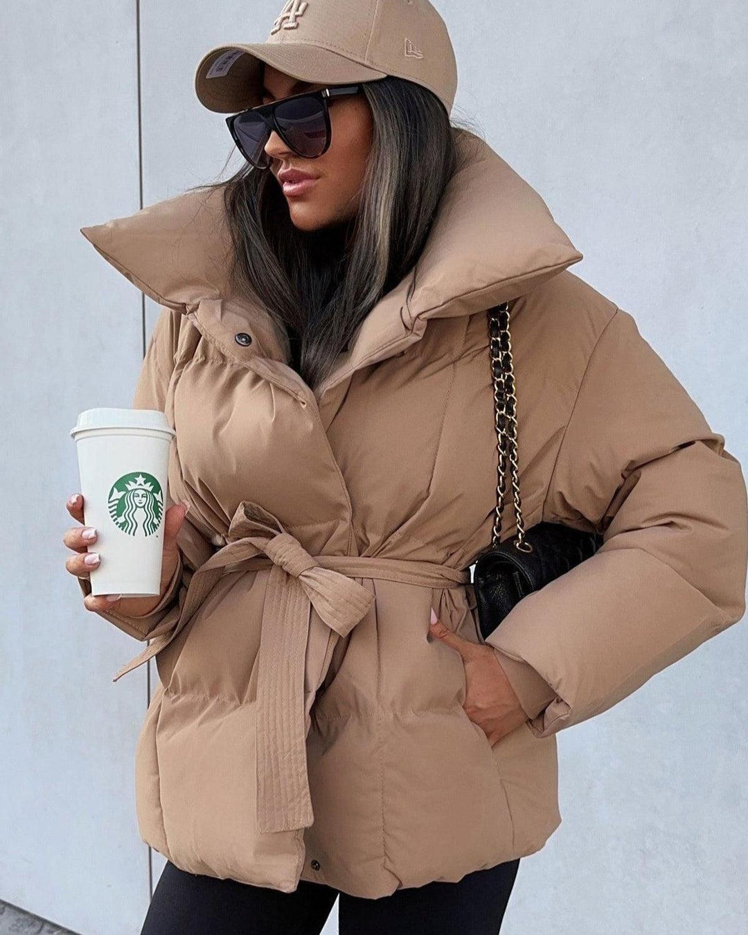 Blød og varm Ella oversize vinterjakke til damer, beige farve for hygge og mode.