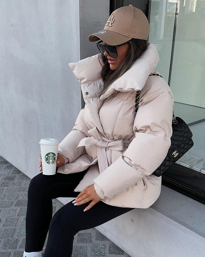 Varm og stilfuld beige Ella oversize damevinterjakke, perfekt til kolde dage.