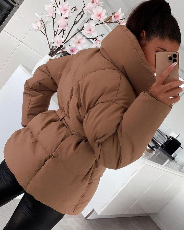 Moderne Ella oversize damejakke i beige, stilfuld og varm vintermode med løs pasform.
